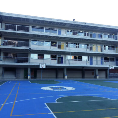 Cancha de basquetbol y futbol de fondo el edificio donde están los salones