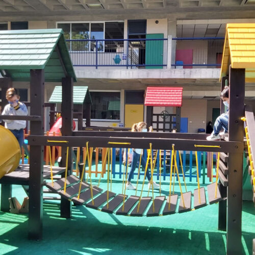 Zona de juegos puente de madera colgante