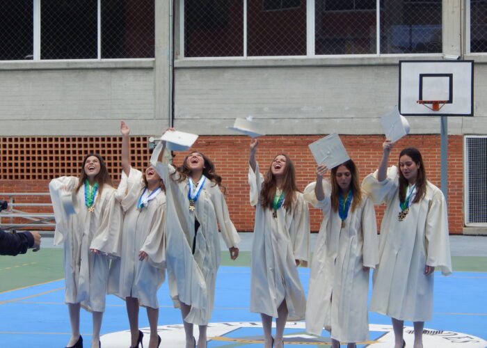 Foto de frente de los alumnos de la sociedad de egresados