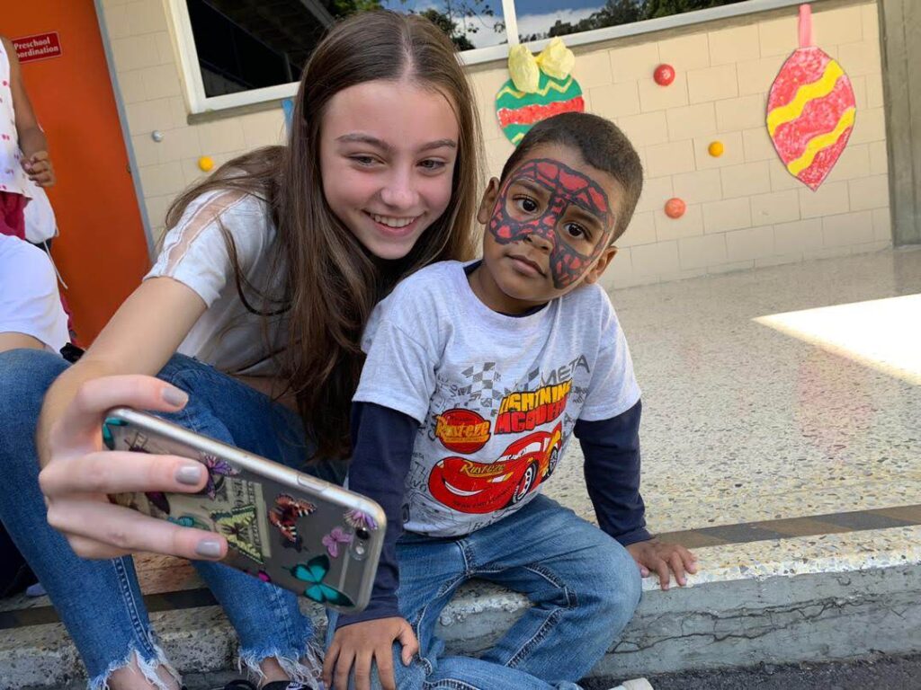 Una joven y un niño felices tomándose una foto